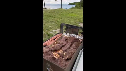 Haciendo carne asada a la parrilla en la playa