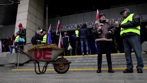 Polish farmers block roads, Ukraine border in protest