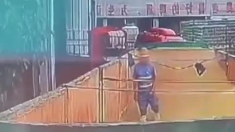 Incredible moment: a Tsingtao beer factory worker was caught urinating into a beer tank