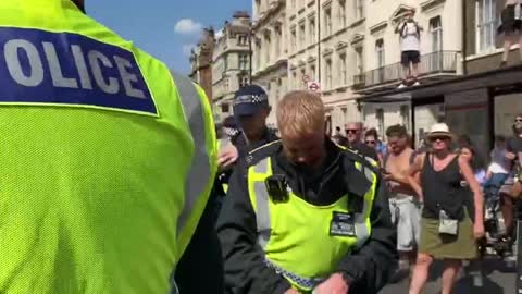 UK Police stand down & with Protesters