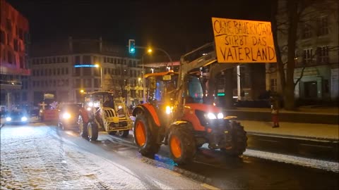 MONTAGSSPAZIERGANG, Landmaschinen, Friedensfahrzeug - BAUTZEN, Kornmarkt, 15 01 2024, 154. MAHNWACHE