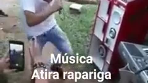 Música atira rapariga