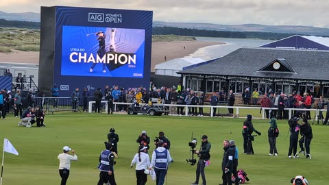 Lilia VU putting golf ball on the 18th Green Sunday AIG Woman's golf St Andrews