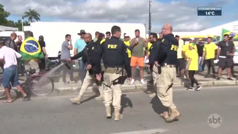 Manifestantes bolsonaristas atacam viaturas no Pará | SBT Brasil (07/11/22)