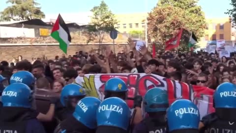 Hamas supporters in Rome shout: "We hate the police. Let's kill them!"