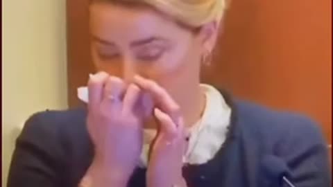 Amber Heard snorts Coke in Court