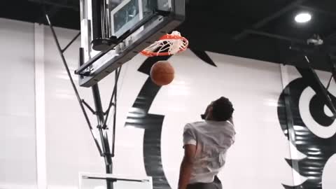 Spida mid air catch into a WINDMILL Dunk🤯