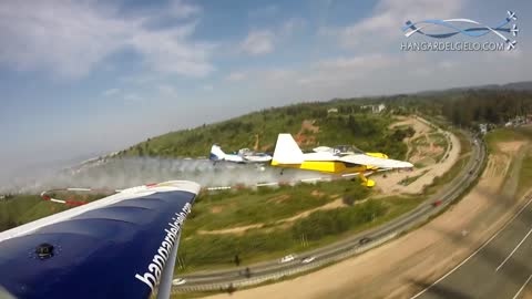 Tres aviones encadenados realizan increíble truco bajo