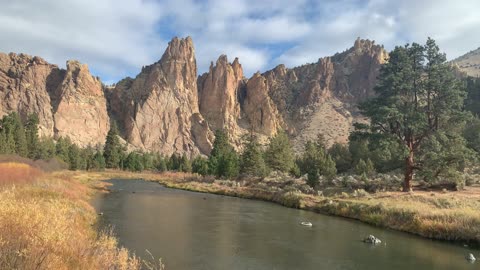 Central Oregon – Smith Rock State Park – Autumn Colors in the River Canyon – 4K