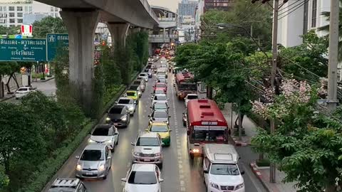 Big city Traffic but People follow the rules of the government 😡