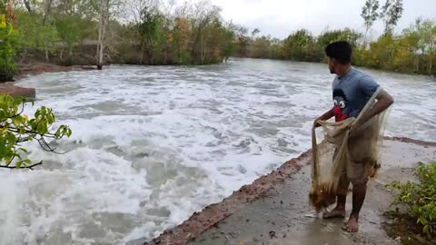 Unbelievable Cast Net Fishing - Fisherman vs River Catch Netting