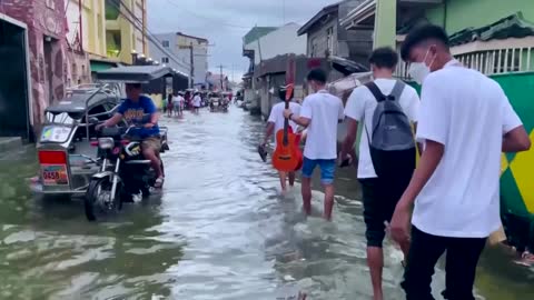 Elevated taxis help Philippine town navigate floods