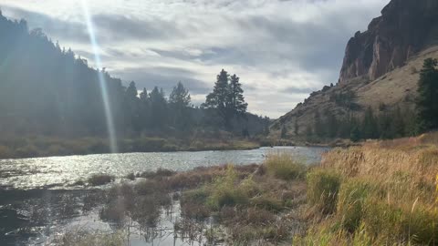 Central Oregon – Smith Rock State Park – River Shoreline Exploration – 4K