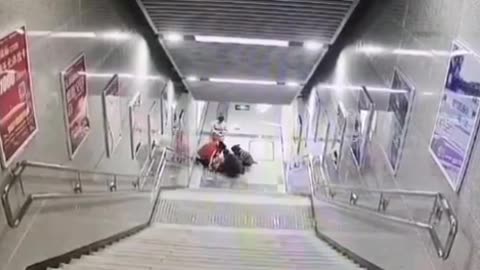 A woman in Hefei was looking at her mobile phone and rolled down the stairs...