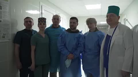 The President of Ukraine went to the hospital to see the wounded soldiers