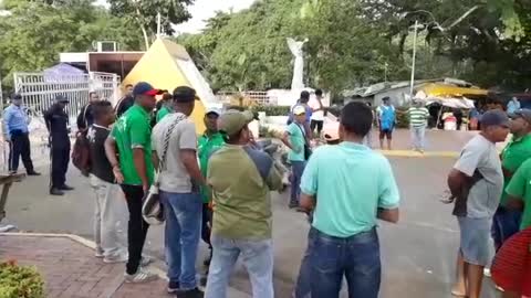 Protestas a la entrada del Cementerio