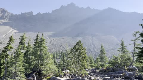 TRULY EPIC BACKCOUNTRY CAMPING SITE! – Three Fingered Jack Loop – Central Oregon – 4K