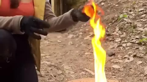 The women crafting wood in plastic bottle😆