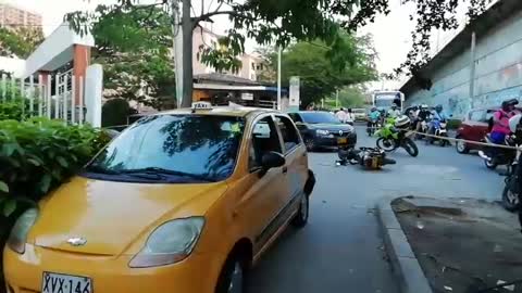 En medio de la huida, los presuntos delincuentes sufrieron un accidente de tránsito.