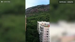 Homem canta ópera para vizinhança inteira no Rio de Janeiro