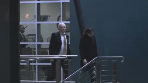 Il fondatore di WikiLeaks, Julian Assange, è tornato a casa.