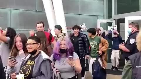 Students in Illinois defy mask mandates as everyone chants "USA!"