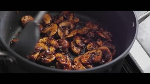 Easy MUSHROOM GRAVY - Perfect for Vegetarian and Vegan meals!