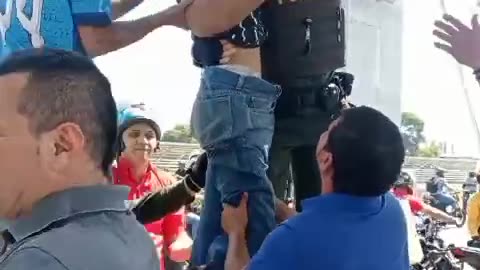 Video | Policía salvó a joven que intentó lanzarse al vacío desde el puente La Novena