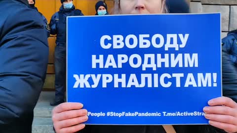 18 ноября 2021 г. (1) С. Микитен перед началом мирной Акции - протеста и подачей Заявления в СБУ.