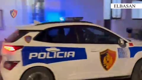 E rëndë në Elbasan, i riu i nxjerr armën policit në mesnatë dhe e kërcënon me vrasje