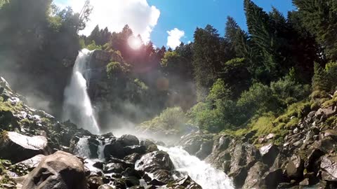 música y cascada de aguas relajantes