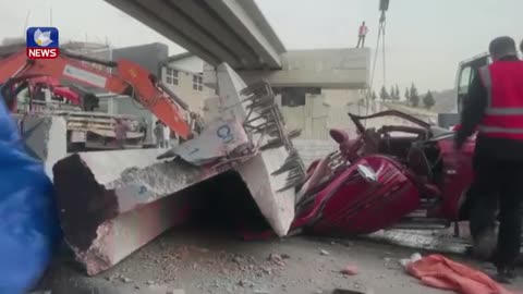 The moment of removing the car that fell on a bridge in Soran