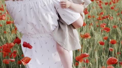 Mamá Amorosa con su hija en el jardín.