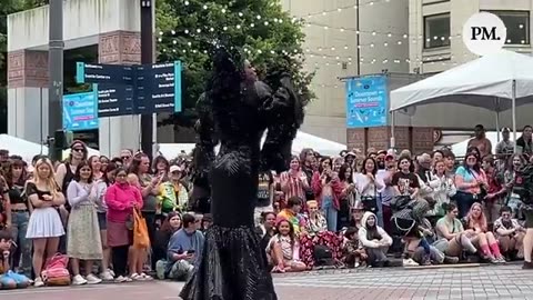 🔴-Il Seattle Pride inizia con una Drag Queen che trascina i bambini dalla folla