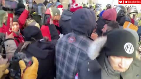 Police Push Hard on Protesters in Ottawa - Riot Cops Are Out With Gas Masks