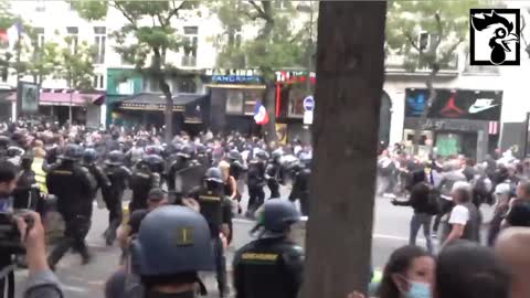 Police Deploy Chemical Weapons During Vaccine Passport Protests in Paris (Sept 11, 21')