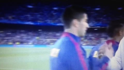 Cariñoso abrazo de Messi e Ibrahimovic