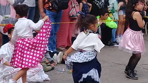 Niñas del Quindío emulando baile