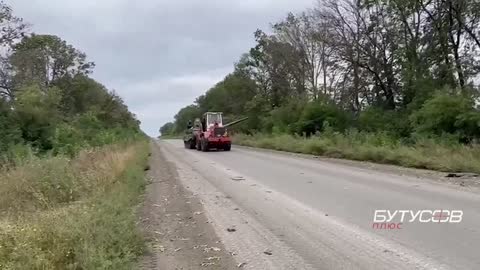 Ukrainische Traktorfahrer nehmen einen erbeuteten russischen T-72B3-Panzer in der Nähe von Izyum he