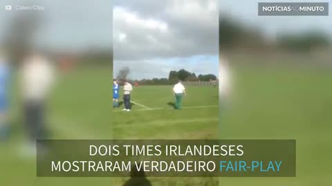 Times de futebol se unem para empurrar ambulância atolada