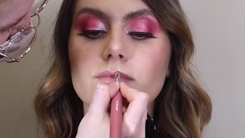 Tips on how to enhance lips with makeup tricks