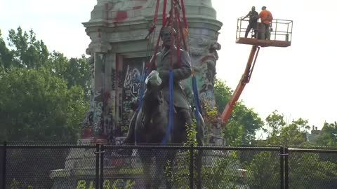 Workers removing Richmond's statue of Robert E. Lee