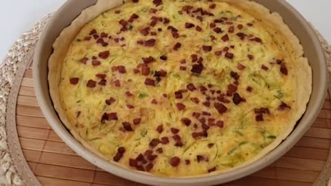 Quiche de alho poró com bacon - Massa simples que desmancha na boca