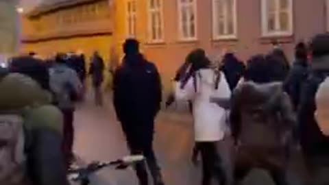 ERFURT DEMONSTRANTEN VERFOLGEN POLIZEI, NACHDEM DIESE ÜBERGRIFFIG WURDE