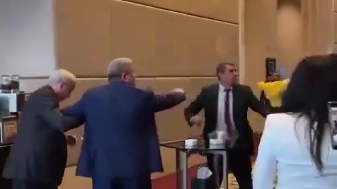 Deputado ucraniano soca oficial russo no parlamento da Turquia