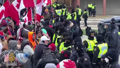 Canada bridge blockade: Police begin to remove protesters