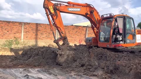 DOOSAN DX-300-LC-HD Excavator Dig mud Dirt To prepare drainage and roads Be Tong