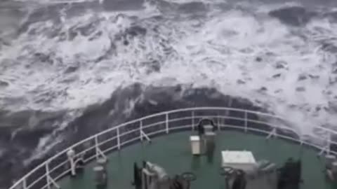 HUGE WAVES VS SHIPS, THAT IS INCREDIBLE!! #shorts