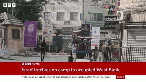 Jenin camp: Thousands flee after Israeli raid in West Bank - BBC News