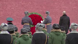 Putin lays wreath to honor armed forces